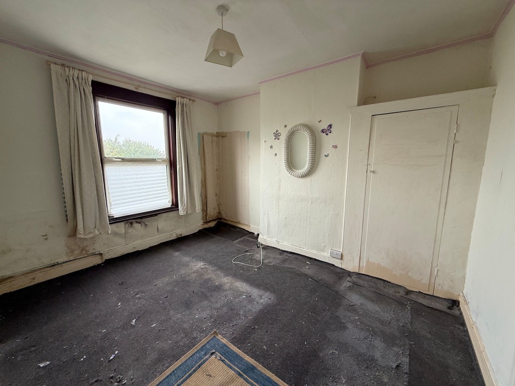 Lot: 142 - THREE-BEDROOM MID-TERRACE HOUSE FOR IMPROVEMENT - Bedroom 2